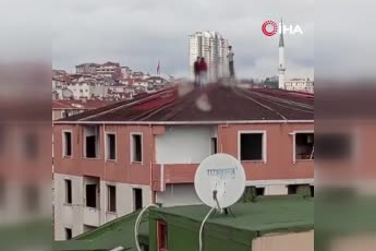 İstanbul Küçükçekmece'de çatıda fotoğraf çeken çocukların tehlikeli oyunu kamerada