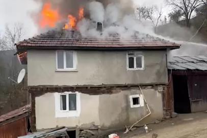 Kastamonu'da 2 katlı ev alev alev yandı