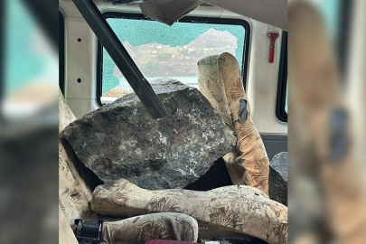 Kaya parçaları düştü, minibüsün tavanı parçalandı!