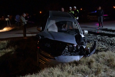 Malatya'da yük treni hemzemin geçitte otomobile çarptı: 5 yaralı