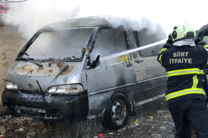 Siirt'te park halindeki kamyonet yandı