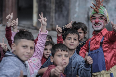 Ailesini İsrail'in saldırısında kaybeden Gazzeli palyaço, acısına rağmen çocukları güldürüyor