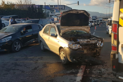 Balıkesir'de öğrenci servisi ile otomobil çarpıştı: 7 yaralı