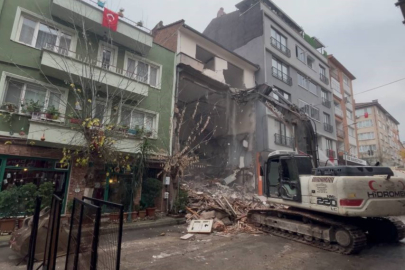 Bursa'da ilginç yıkım! Ortalık savaş alanına döndü