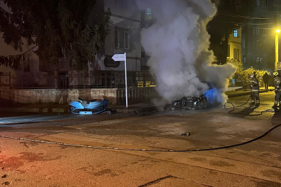 Bursa'da seyir halindeki otomobil alev alev yandı