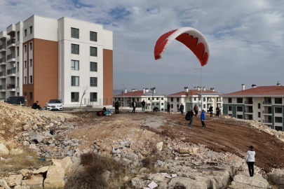 Deprem sonrası dönüşen İndere yamaç paraşütçülerinin yeni rotası oldu