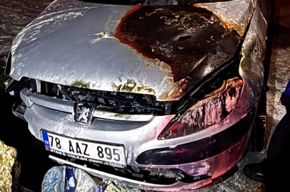 Karabük'te istinat duvarına çarpan otomobil alev aldı