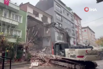 Bursa'da ilginç yıkım! Ortalık savaş alanına döndü