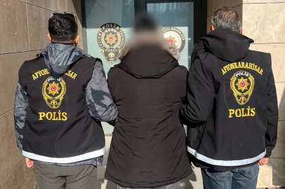 Afyonkarahisar'da polis 3 farklı suçtan hapis cezası ile aranan şahsı yakaladı