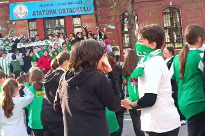 Bursa'da öğrenciler Bursaspor kıyafetleriyle okula geldi