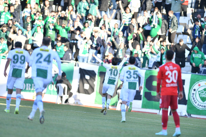 Bursaspor acımadı! Timsah zirveyi bırakmıyor…