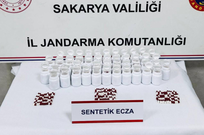 Sakarya'da uyuşturucu ve uyarıcı madde satacağı tespit edilen şüpheliyi jandarma yakaladı