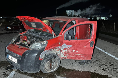 Uşak'ta otomobil ile hafif ticari araç çapıştı: 6 yaralı