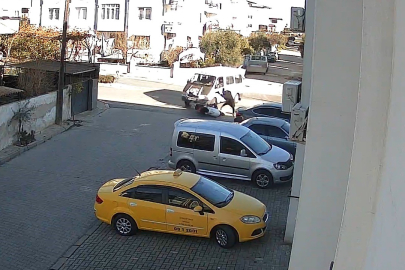 Aydın Nazilli'de minibüs önce motosiklete ardından park halindeki araçlara çarptı