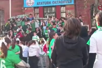 Bursa'da öğrenciler Bursaspor kıyafetleriyle okula geldi