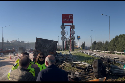 Bursa'da otobanda can pazarı! Kamyon bariyerlere saplandı