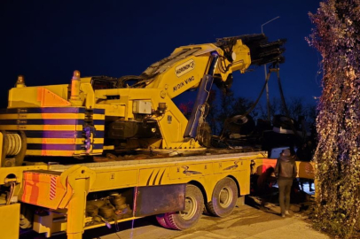 Bursa'da vincin kaldırdığı kepçe düştü!