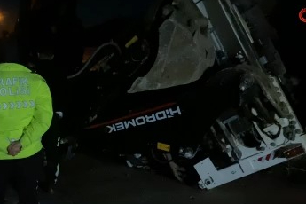 Bursa'da vinçten düşen iş makinesi paniğe neden oldu