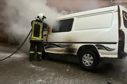 Kastamonu'da park halindeki minibüs çıkan yangında kullanılamaz hale geldi