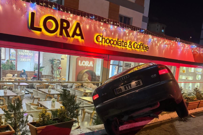 Kayseri'de kontrolden çıkan otomobil kafeteryaya girdi: Saniyelerle kurtuldular