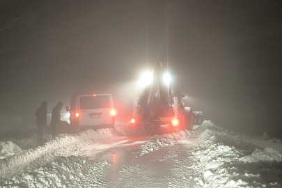 Muş'ta köy yolunda mahsur kalan 7 kişi kurtarıldı