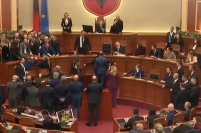 Arnavutluk Parlamentosu savaş alanına döndü! Meşale yakıp, başkana şişe fırlattılar