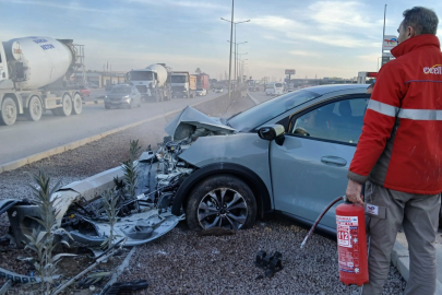 Balıkesir'de hurdaya dönen araçtan yaralı kurtuldu