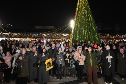 Bursa'da yeni yıl festivali akşam saatlerine renk kattı