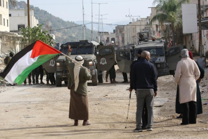 Gazze'de İsrail askerlerinin açtığı ateşte 3'ü çocuk 4 Filistinli yaralandı