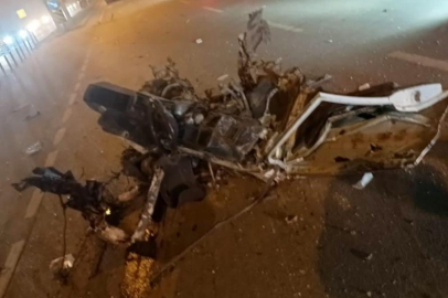 Hatay'da tırla çarpışan Tofaş ikiye bölündü