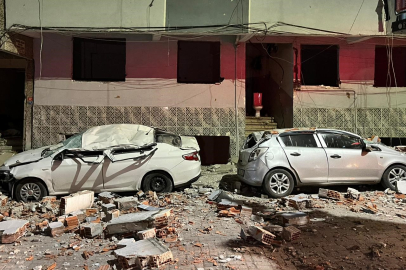 İstanbul Zeytinburnu’nda binanın çatısından kopan parçalar araçları hurdaya çevirdi