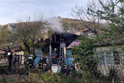 Kocaeli'de çakmağı doldururken hem kendini hem de evi yaktı