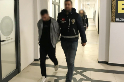 Kocaeli'de iterek çaldıkları otomobile "kontak" ararken yakalandılar