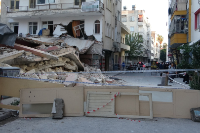 Manisa'da bina yıkımı sırasında bitişik bina zarar gördü, facia ucuz atlatıldı