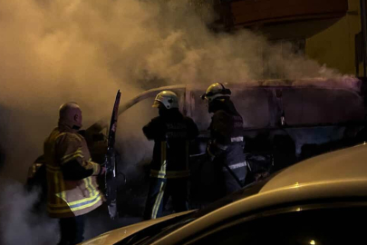 Yalova'da minibüs park edildiği sırada alevlere teslim oldu