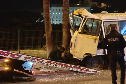 Antalya'da minibüs refüje çıktı: Alkollü sürücü yaralandı