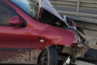 Bursa'da feci kaza! Bariyerlere çarpan otomobilin sürücüsü...