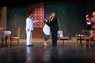 Bursa Devlet Tiyatrosu "Süt Kardeşler" oyununun prömiyerini yaptı