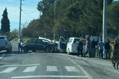 Çanakkale'de iki araç çarpıştı: Kaza anı kamerada