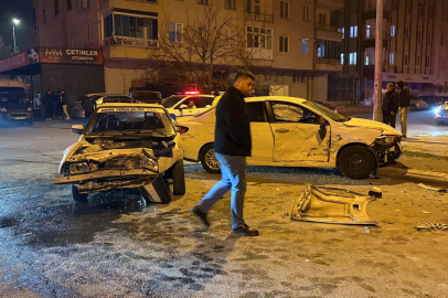 Kayseri'de kazada savrulan otomobil kaldırımdaki yayalara çarptı: 4 yaralı