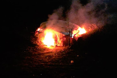 Sakarya'da alkoliklerin mesken tuttuğu baraka alev alev yandı