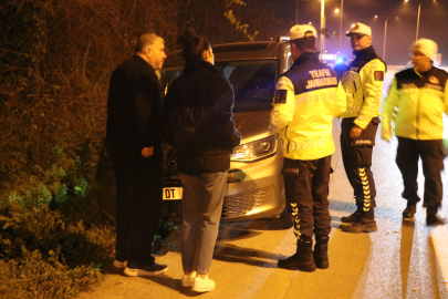 Sakarya'da hafif ticari araçla çarpışan otomobil tarlaya devrildi: 5 yaralı