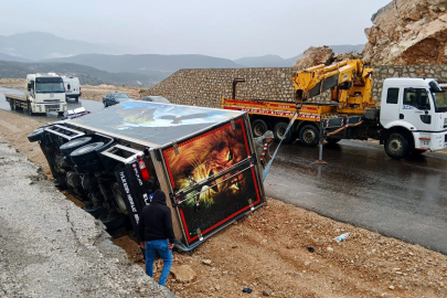 Antalya'da kamyon devrildi, sürücü yaralandı