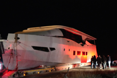 Erzurum'da yat yüklü tır karayolunu kapattı: Karşılarında yatı görenler şaşırdı