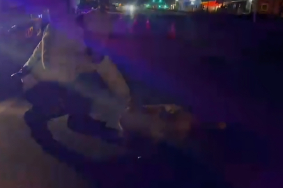 Hatay'da polis, yaralı köpeğin üstünü kendi montuyla örttü