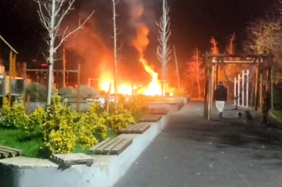 İstanbul Beylikdüzü'nde çocuk parkı alev alev yandı