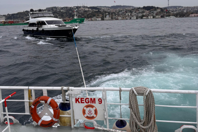 İstanbul Boğazı'nda sürüklenen tekne kurtarıldı