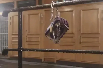 İsveç'te Stockholm Camisi'ne çirkin saldırı! Kur'an'ı kurşunlayıp zincirlediler!