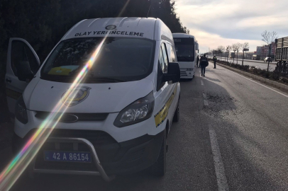 Konya'da park halindeki aracının yanında beklerken işçi servisi çarptı