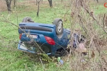 Bursa'da kontrolden çıkan otomobil tarlaya uçtu: 2 yaralı